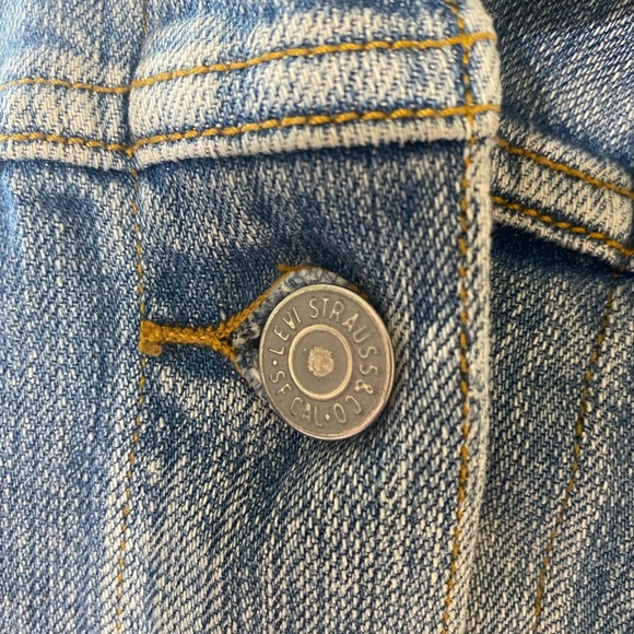 Levi’s button down jean jacket - Picture 7 of 10